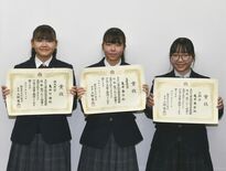 三つ子に光る短歌の才　さくらの亀井さん姉妹、県芸術祭そろって入賞