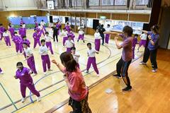 リズムに乗り楽しく運動