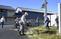行楽期に合わせ駅などで草刈り