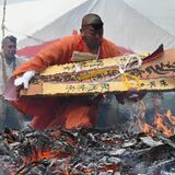 灰の上渡り、無病息災や除災開運祈る　多気山で火渡り祭　宇都宮