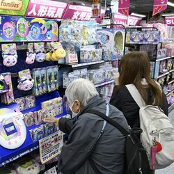 “平成レトロ”人気、栃木県内でも　シール問い合わせ殺到で「仕事にならない」　たまごっちも完売