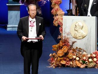 坂口、北川氏にメダル授与