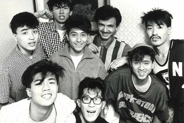 チェッカーズに2年9カ月にわたり楽曲提供した売野さん(後列右から2人目)。メンバーと共に撮影