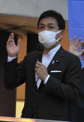 演説で党への支持を呼びかける玉木代表＝８日夕、ＪＲ宇都宮駅前