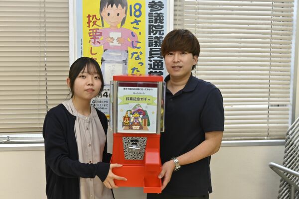 キャンペーンをＰＲする市選管の職員