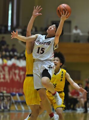 バスケットボール女子作新－矢板中央決勝　第４クオーター、作新の渡辺（中央）がレイアップシュートを放つ＝マルワ・アリーナ栃木