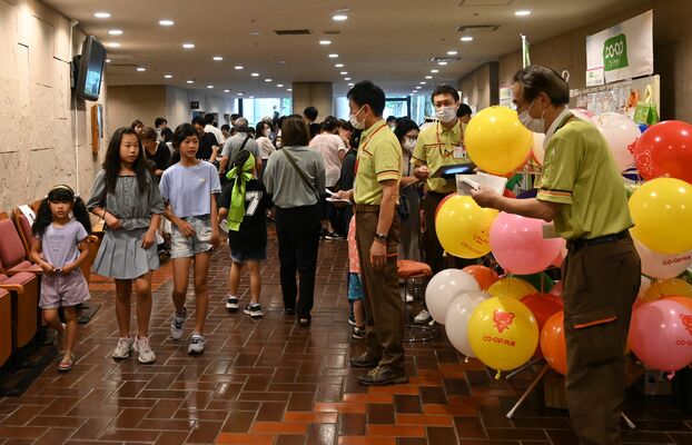 来場者でにぎわう協賛社のブース＝１日午前、県総合文化センター、高橋歩乃佳撮影
