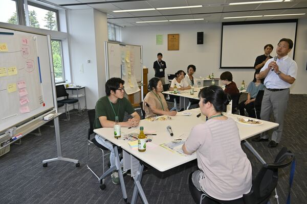 「暮らしやすいまちづくり」をテーマに粉川市長（右）と市民の代表が対話した懇話会