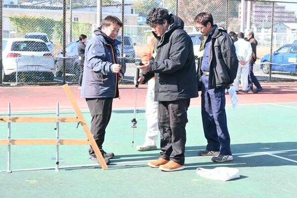 建設用ICT機器の使い方を体験する参加者ら=11月、宇都宮市内