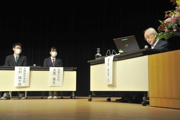 鹿沼市内の中学生と戦争や平和について語り合う柳田さん（右）