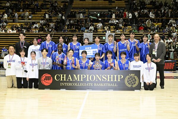 女子準優勝の白鴎大=東京都大田区の大田区総合体育館、森田大地撮影