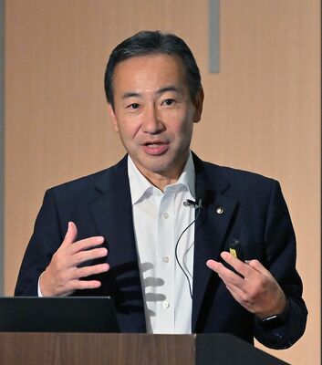 しもつけ21フォーラムで講演する佐々木氏＝29日午後、宇都宮市本町