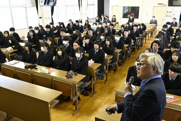 広瀬さん（右手前）の講話に耳を傾ける生徒たち