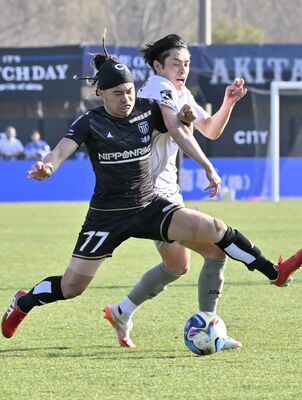 後半戦も攻撃の要として期待される栃木シティのFW田中（左）