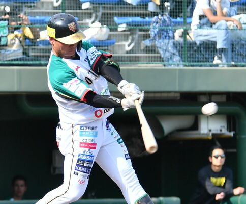 ７回、栃木ＧＢの石川が２点適時三塁打を放つ＝エイジェックスタジアム