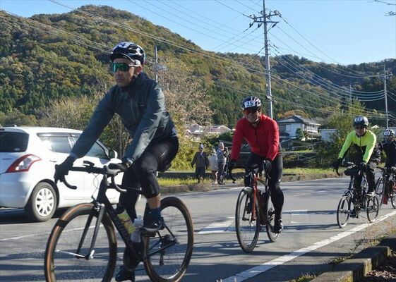 自然豊かな奥佐野でのサイクリングを楽しむ参加者たち