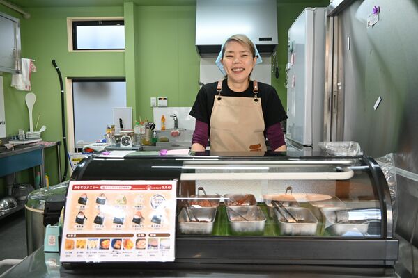 店頭に立つ上野さん