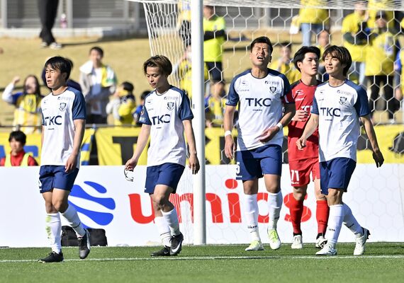 ２失点で前半を終え、悔しい表情を見せる栃木ＳＣの選手たち＝相模原ギオンスタジアム、広瀬華撮影