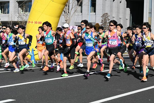 県庁前を一斉にスタートする１区の選手たち