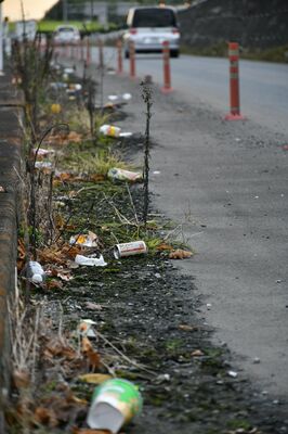 空き缶やペットボトルが散乱する小山市出井の新４号国道のランプ