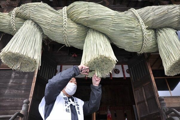 森友瀧尾神社で行われた恒例のしめ縄の掛け替え