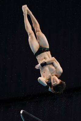 　男子高飛び込み決勝　優勝した玉井陸斗の演技＝東京アクアティクスセンター