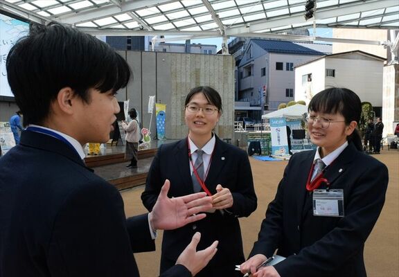 取材を体験する右から馬籠さん、中川さん