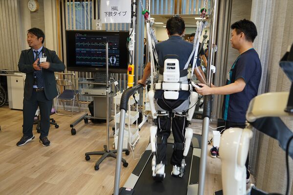 開所式で行われたハルによるリハビリのデモンストレーション＝栃木市