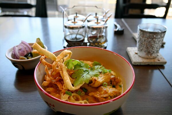 まろやかなスープが特徴の「カオソーイ　鶏肉のココナッツカレーヌードル」