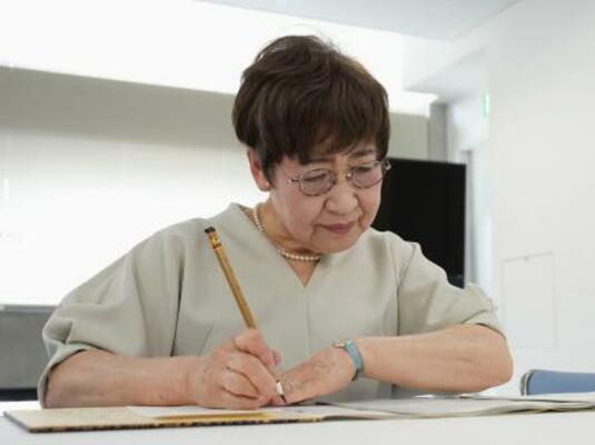 原爆死没者名簿に名前を書き加える森田孝子さん=1日午前、長崎市役所