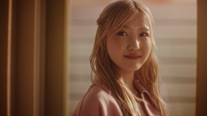 本田仁美さんが出演するムービーの一場面