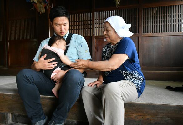 「栃木のマサ婆ちゃん」こと若色さん（右）と孫の賢太さん＝９月上旬、宇都宮市金田町