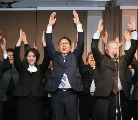 初当選が確実となり万歳する石坂太氏（中央）＝８日午後10時55分、小山市神鳥谷、杉浦崇仁撮影