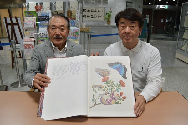 今回刊行の図譜を手にする白石さん（左）と新部さん