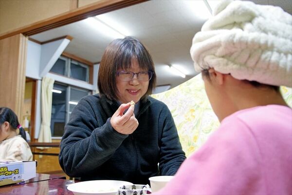 子どもと遊ぶ藤野さん（中央）。学童保育で悩みを抱える家庭見つけ、居場所で支えている＝３月上旬、宇都宮市内