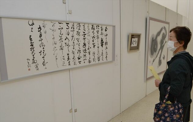 多彩な作品に見入る来場者＝24日午前、宇都宮市インターパーク６丁目