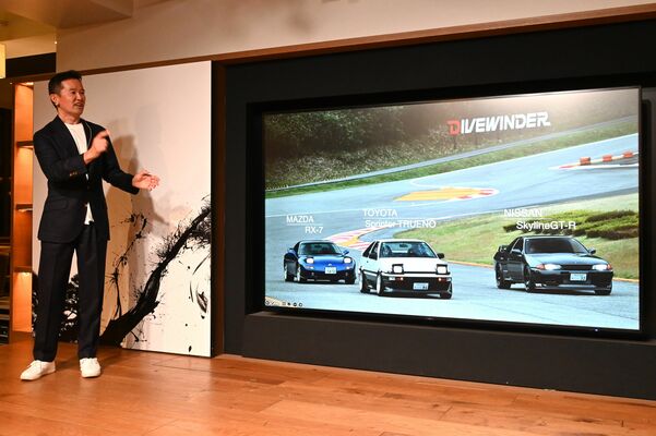 「フィアロモビリティハブ」の構想を発表する岩崎社長=29日夜、東京都内