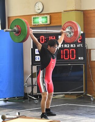 重量挙げ男子67キロ級　スナッチ、トータルで県高校新記録をマークし優勝した桃木＝小山南高トレーニング場、井上孝男撮影