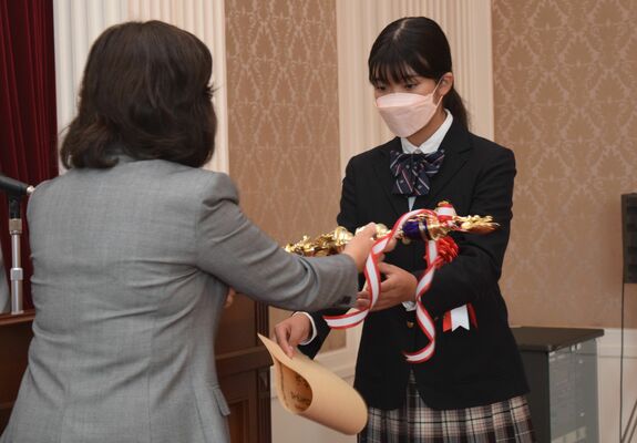 知事特別賞に輝いた岩佐葵さん（右）