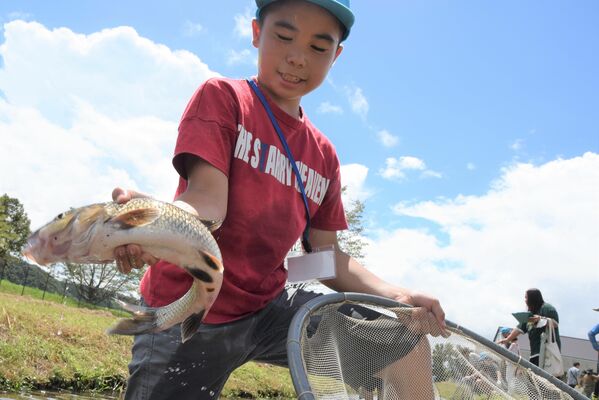 水路の魚を捕まえた参加者