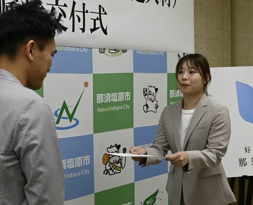 委嘱状を受け取る新井さん