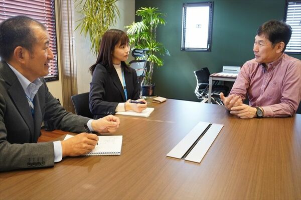 人材紹介サービスについて取引先の社長（右）と話す行員２人。足銀は顧客の課題解決に向けたメニューを増やしている＝11月24日、壬生町