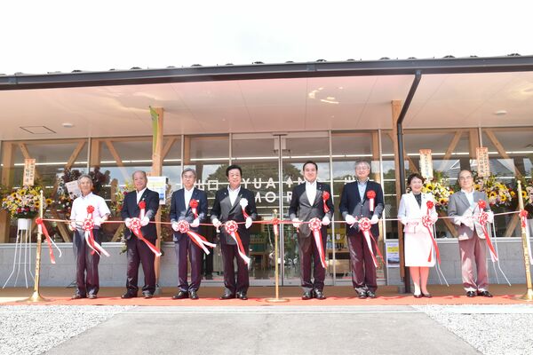 テープカットを行う平山町長（左から４人目）ら