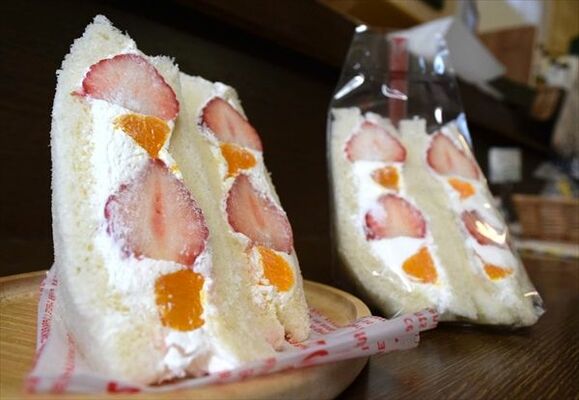 食事にもおやつにもぴったりの「苺たっぷりフルーツサンド」