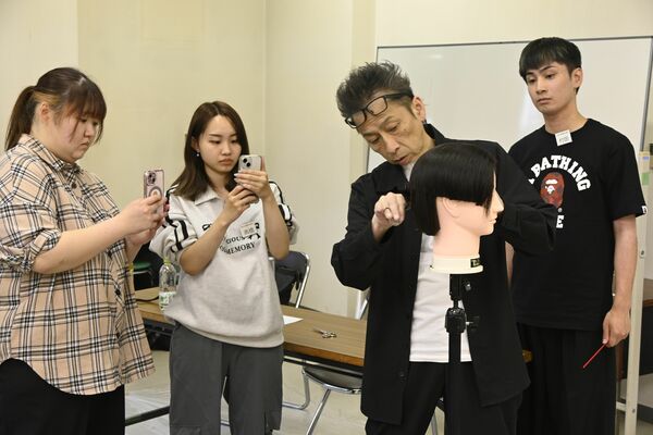 村上氏(右から2人目)の指導を受ける講習会参加者=9日午前、宇都宮市