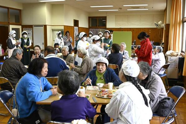 手作りのお弁当やみそ汁を楽しむ来場者ら