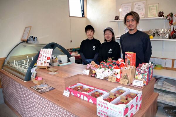 甘い香り漂う店内に立つ篠原さん（右）ら