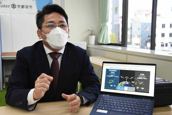 宇宙ごみ対策について説明する宇藤社長＝８日午後、宇都宮市中央３丁目