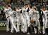 　ＤｅＮＡに勝利し、近本（５）らを迎える阪神・藤川監督（左端）＝甲子園