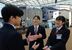取材を体験する右から馬籠さん、中川さん